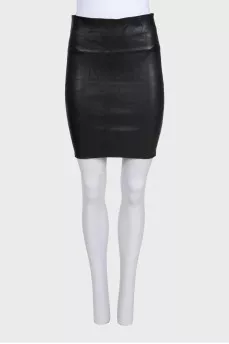 Straight-cut leather skirt with a zipper