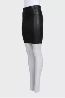 Straight-cut leather skirt with a zipper
