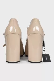 Beige patent leather heels