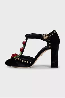 Velvet heeled shoes with decoration