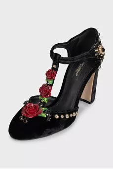 Velvet heeled shoes with decoration
