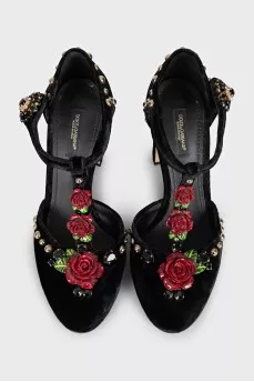 Velvet heeled shoes with decoration