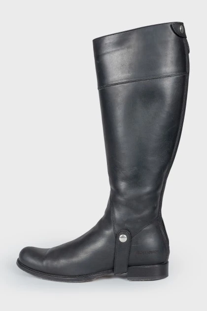 Low-heeled leather boots