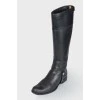 Low-heeled leather boots