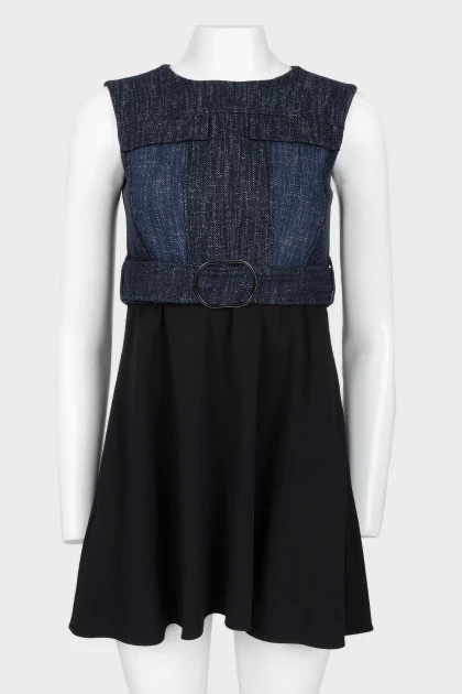 Sleeveless dress with a belt