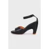 Шкіряні босоніжки чорного кольору на липучці