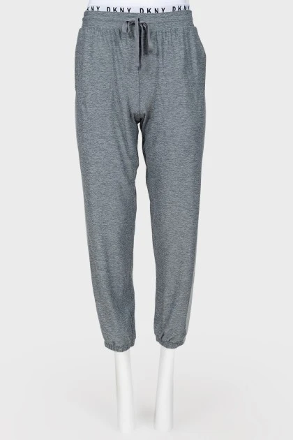 Gray sports trousers with tag
