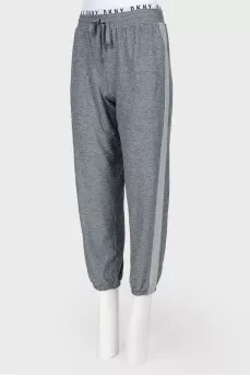 Gray sports trousers with tag