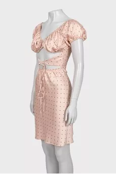 Приталена бежева сукня в принт горох з вирізом
