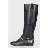 Low-heeled leather boots
