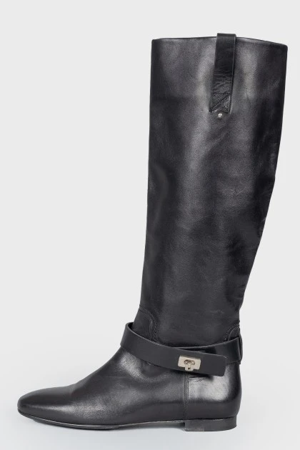 Low-heeled leather boots