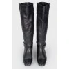Low-heeled leather boots