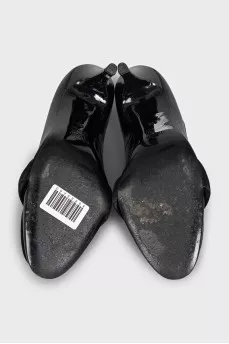 Black patent leather heeled shoes with suede trim