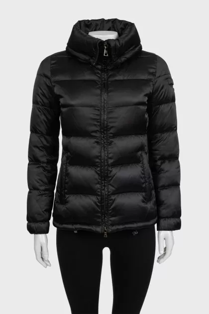 Black quilted down jacket with a fitted fit and logo