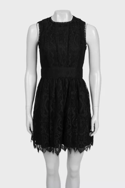 Lace fitted dress with a zipper at the back