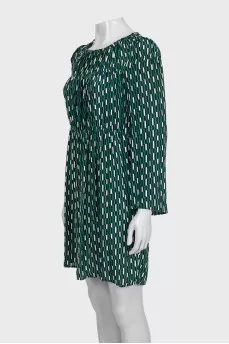 A straight-cut dress with printed sleeves