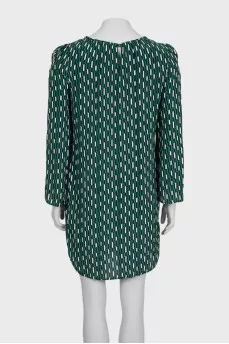 A straight-cut dress with printed sleeves