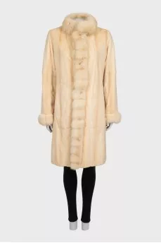 Reversible buttoned fur coat