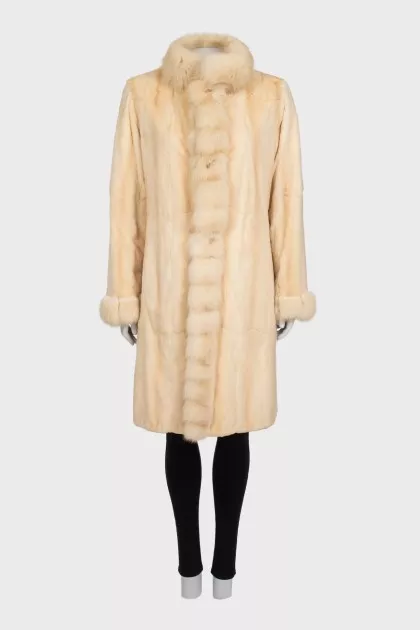 Reversible buttoned fur coat