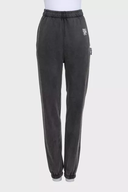 Sports pants with logo