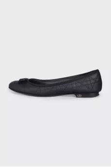 Quilted leather ballet flats decorated with a bow