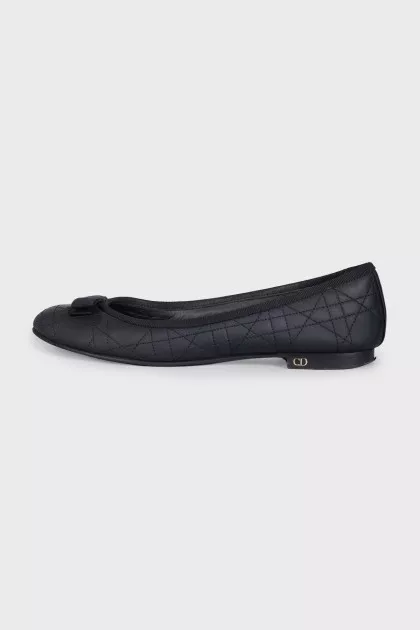 Quilted leather ballet flats decorated with a bow
