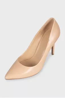 Beige pumps with a gold logo