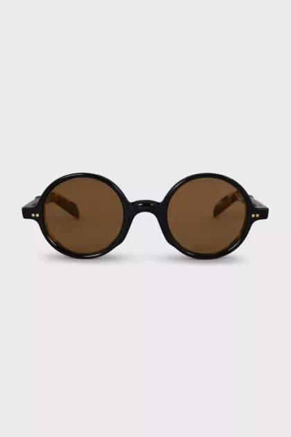 Солнцезащитные очки с круглой коричневой оправой