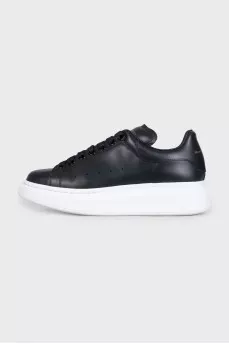 Black leather sneakers with a contrasting sole