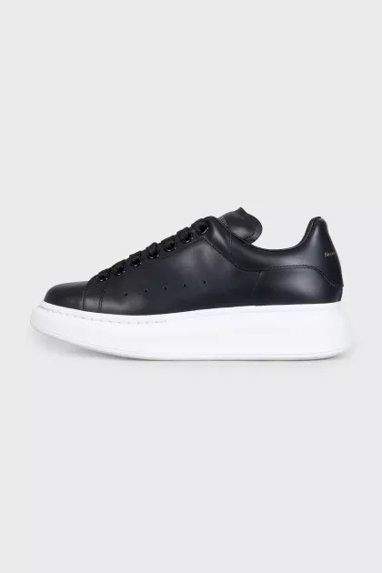 Black leather sneakers with a contrasting sole