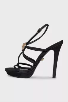 Черные босоножки с декорированным логотипом