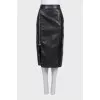 Straight-cut skirt decorated with a zipper