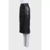 Straight-cut skirt decorated with a zipper