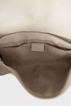 Белый кожаный клатч с золотистой фурнитурой