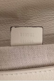 Белый кожаный клатч с золотистой фурнитурой