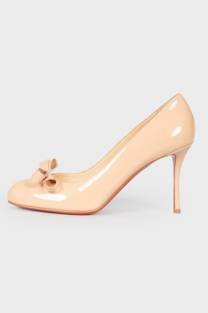 Leather varnished shoes with a bow in front