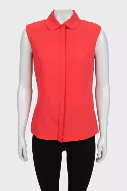 Red straight-cut sleeveless blouse