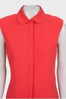 Red straight-cut sleeveless blouse