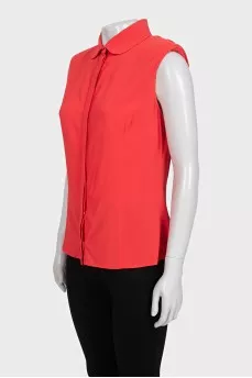 Red straight-cut sleeveless blouse