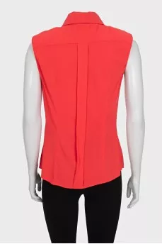 Red straight-cut sleeveless blouse