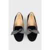 Suede balerinas with a bow