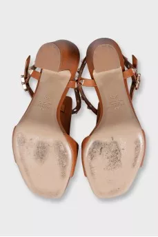 Brown leather heeled sandals decorated with studs