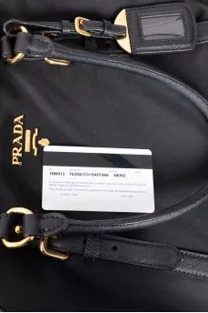 Нейлоновая черная сумка с золотистой фурнитурой
