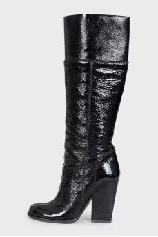 Patent leather boots without fastening