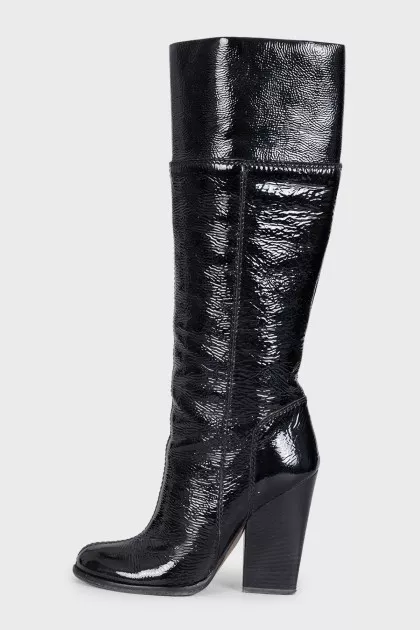 Patent leather boots without fastening