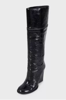 Patent leather boots without fastening
