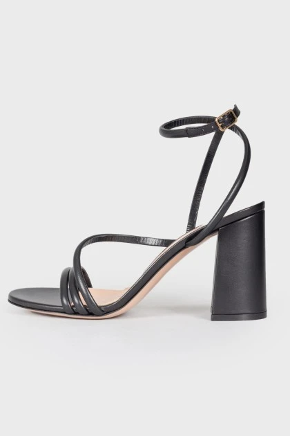 Solid heeled sandals with a tag