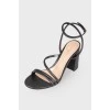 Solid heeled sandals with a tag