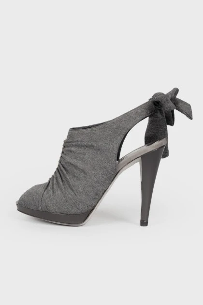 Sandals with a bow on the heel