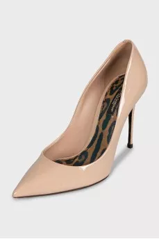 Beige patent leather pumps